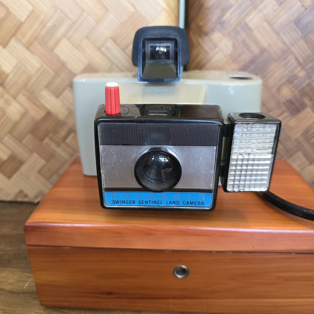 Vintage Polaroid SWINGER SENTINEL Land Camera Model 15 With Flash & Wrist Strap
